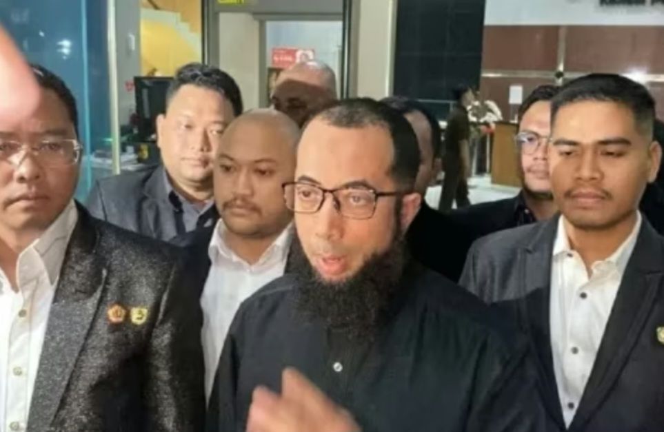 Khalid Zeed Abdullah Basalamah atau Khalid Basalamah saat di kantor Komisi Pemberantasan Korupsi (KPK) Jalan Kuningan Jakarta. 