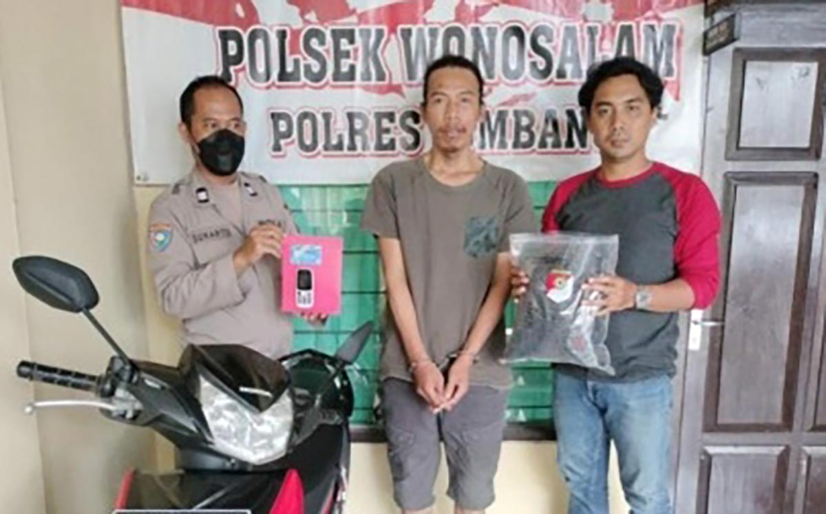 Pelaku dan barang bukti saat diamankan di Polsek Wonosalam.