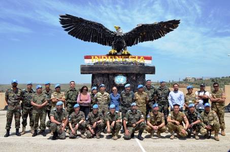 ?Batalyon Indonesia berpose bersama dengan

delegasi CIMIC (Civil Military Coordination) satgas Kontingen yang tergabung dalam UNIFIL, di depan markas Indobatt, Sabtu (26/4/2014). foto:release indobatt