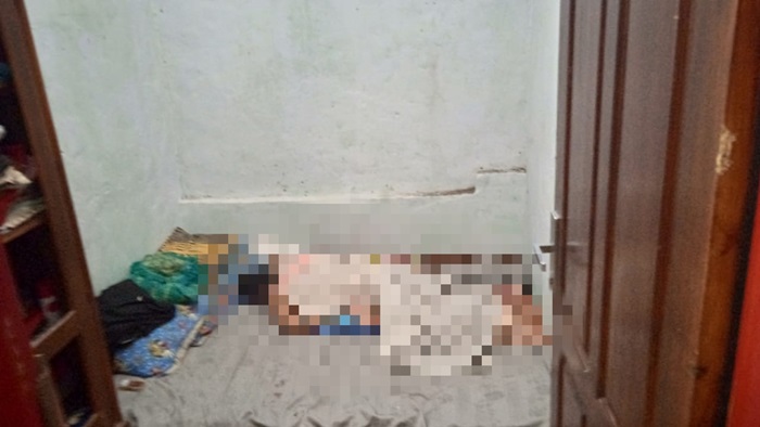 Jasad sang istri ketika ditemukan di dalam kamar.