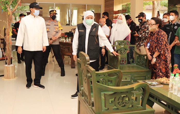 Didampingi Wali Kota Pasuruan Saifullah Yusuf, Gubernur Khofifah mengunjungi Showroom Furniture UPT Industri (UPTI) Kayu dan Produk Kayu milik Disperindag Jatim.