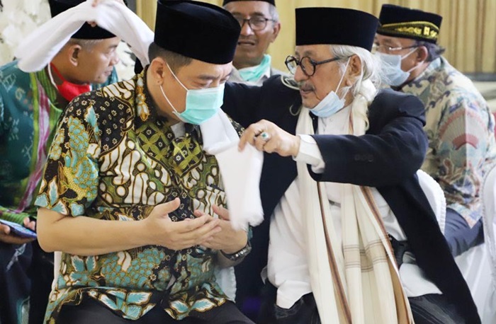 ISTIMEWA: Kelana Aprilianto saat menerima serban dari Habib Muhammad bin Smith. foto: istimewa