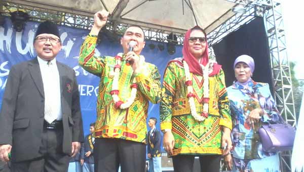 Wali Kota Malang, HM. Anton bersama istri, diapit Kadindik dan Kepala SMAN 8 Malang, saat menyapa siswa di atas panggung. foto: iwan irawan/ BANGSAONLINE
