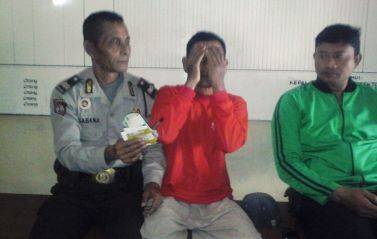 Tersangka (tengah) bersama barang bukti saat diamankan di mapolsek Pagu. (fto: dendi martoni/BANGSAONLINE)