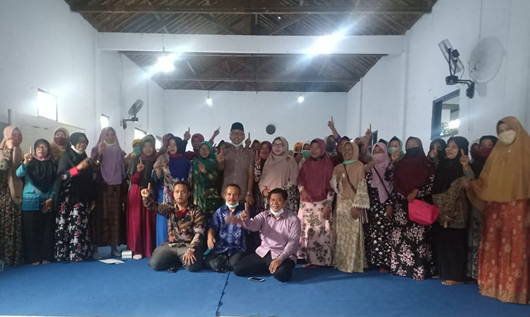 Cawabup Lisdyarita saat menghadiri pertemuan dengan Pimpinan Cabang dan Ranting Aisyiyah Jenangan Barat di Aula Aisyiyah Desa Plalangan, Kecamatan Jenangan, Kabupaten Ponorogo, Rabu (18/11/2020). (foto: ist)