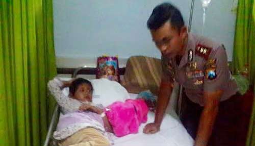 KORBAN IBU TIRI: Kapolres Sidoarjo AKBP Moh Anwar Nasir menjenguk korban Ika, di RSUD Sidoarjo, Jumat (5/2). foto: catur andy/ BANGSAONLINE