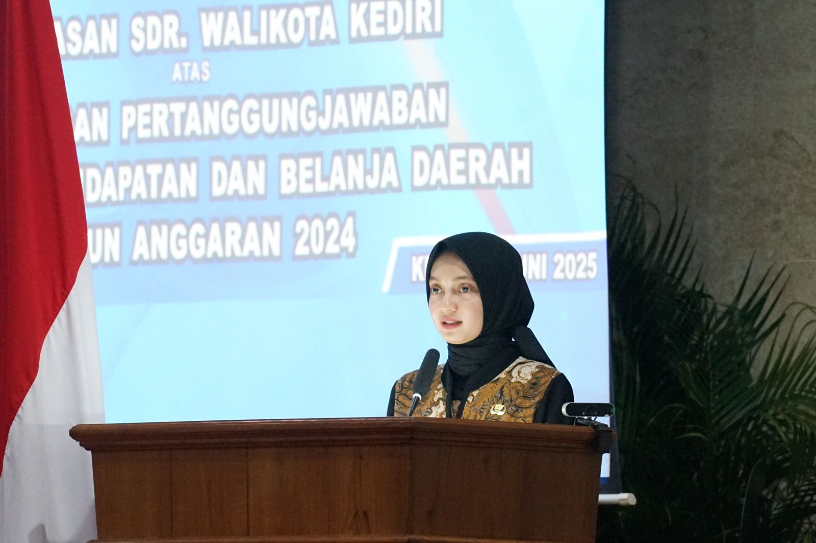 Wali Kota Kediri Vinanda Prameswati saat menyampaikan penjelasan atas Rancangan Pertanggungjawaban Anggaran Pendapatan dan Belanja Daerah Kota Kediri Tahun 2024.