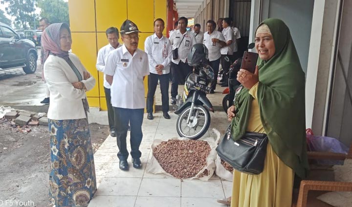 Wali Kota Batu, Hj. Dewanti Rumpoko didampingi Wawali H. Punjul Santoso meninjau pasar sayur Kota Batu. Dalam waktu dekat, pasar ini akan diresmikan. 