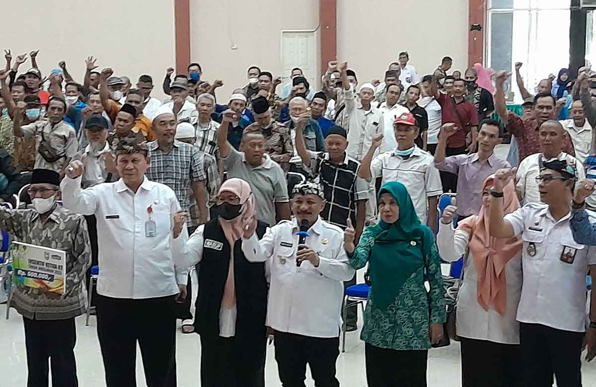 Bupati Situbondo, Karna Suswandi, saat foto bersama para ketua RT.