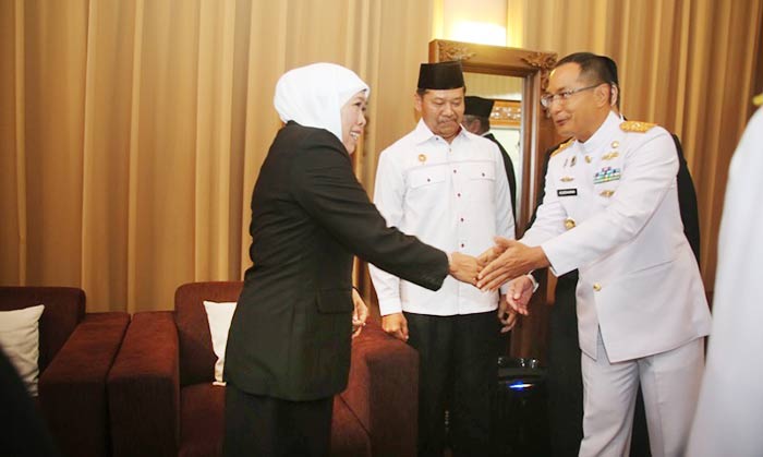 Danguspurla Koarmada II saat memberikan ucapan selamat kepada Gubernur Jawa Timur Khofifah Indar Parawansa.