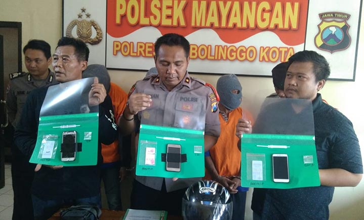 Kapolsek Mayangan, Kompol Firman Wahyudi menunjukkan tersangka sekaligus barang bukti kepada wartawan.