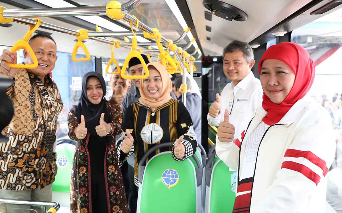 Gubernur Khofifah saat menggunakan Transjatim bersama kepala daerah di Mojokerto.  
