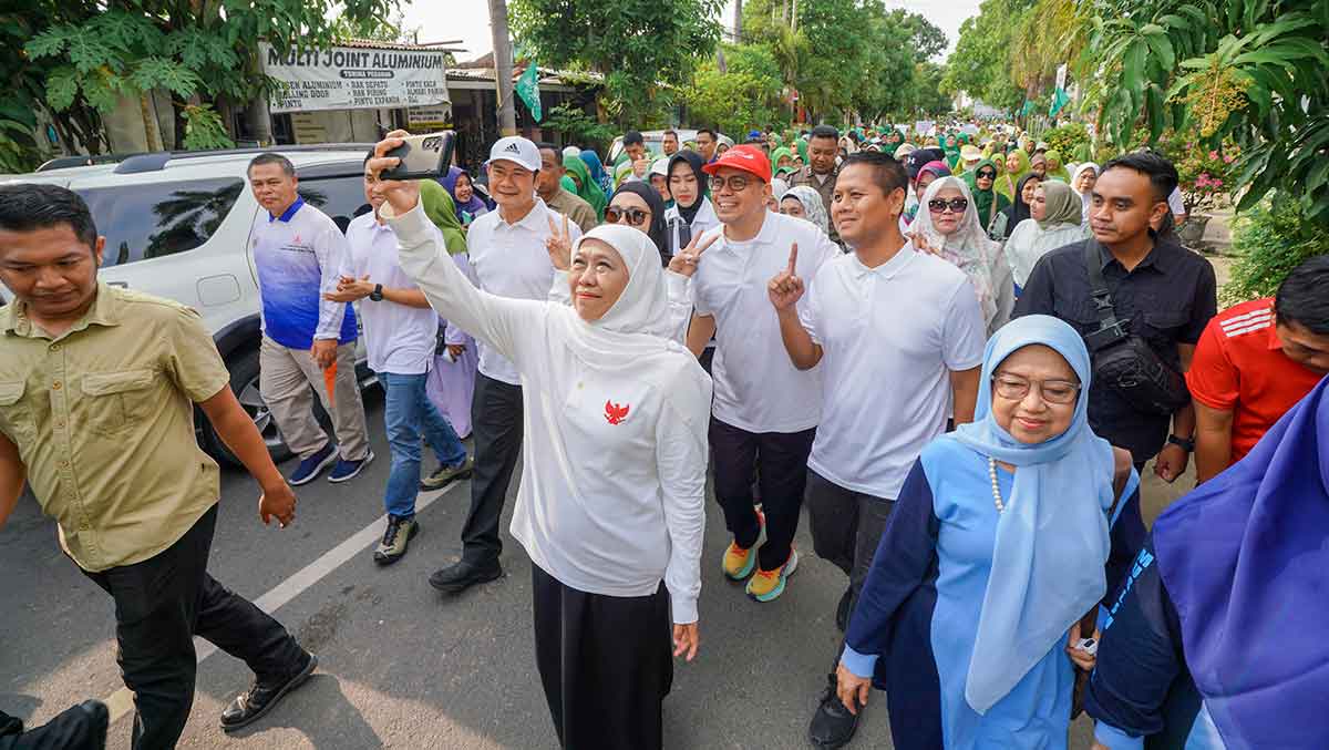 Gubernur Khofifah saat mengikuti Jalan Sehat Santri di Lamongan.