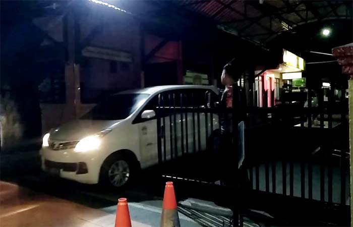 Sebuah mobil nampak keluar dari Mapolres Blitar Kota, mobil itu diduga membawa petugas KPK.