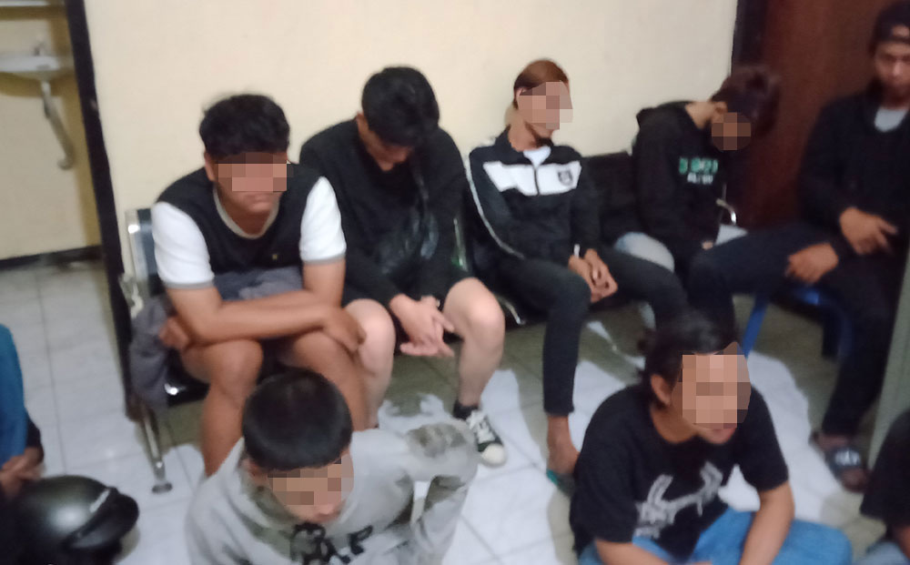 Sejumlah pemuda yang diamankan lantaran melakukan sweeping di sekitar Terminal Pandaan usai laga antara Arema Vs Persebaya.