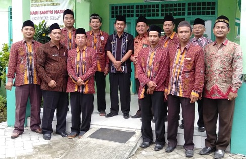 Kasi Bimas Islam Kemenag Lamongan, H. Sunhaji foto bersama Penyuluh Agama Islam Sarirejo. 