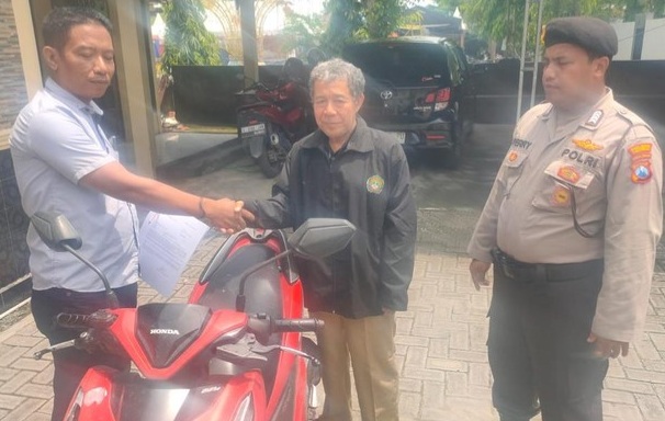 Syihab saat menerima kembali motornya