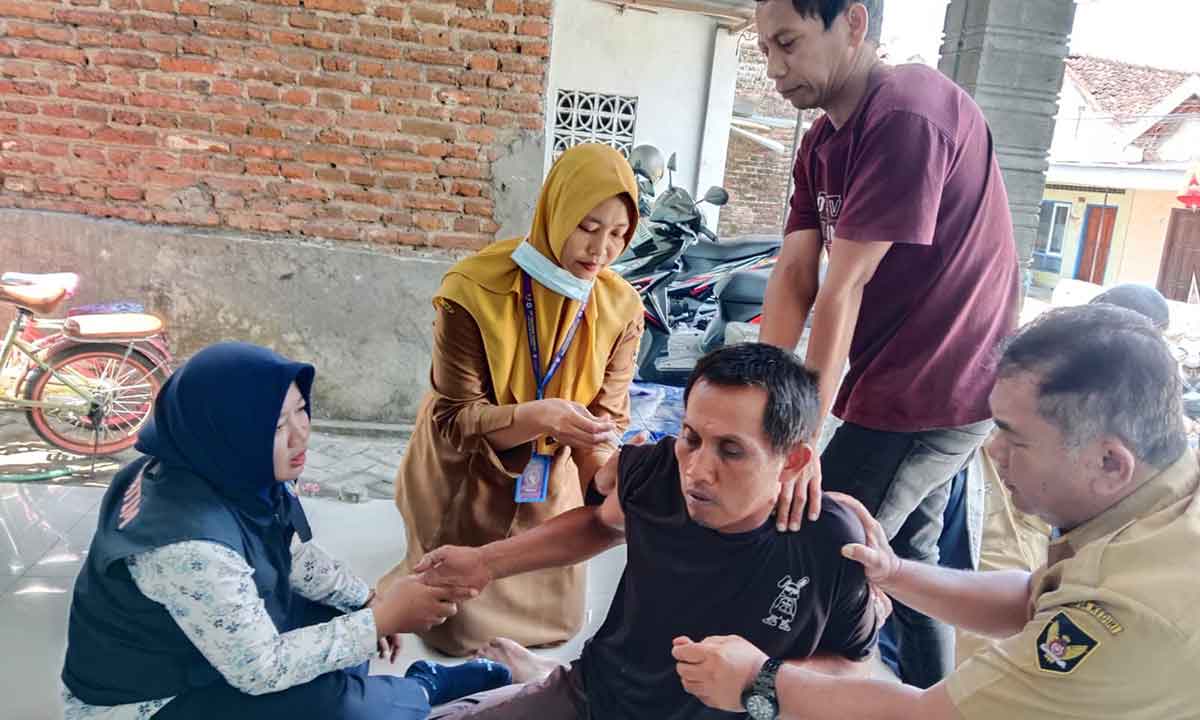 Petugas Dinsos Kota Kediri saat berusaha memenangkan salah seorang yang terindikasi ODGJ. Foto: Ist