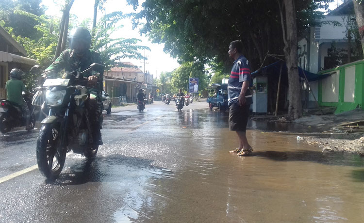 Irigasi Dangkal, Warga Probolinggo Keluhkan Banjir di Jalan Raya Supriyadi