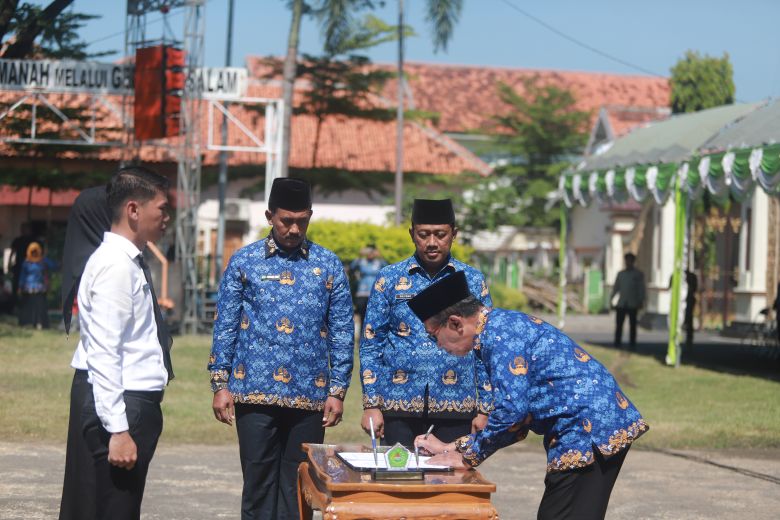 Bupati Pamekasan Lantik 4.161 P3K Paruh Waktu, Harap Kerja Keras dalam Pengabdian