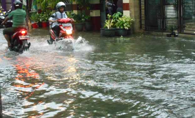 Genangan di salah satu titik jalan.