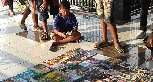 Melawan era ponsel.... foto: DHIAN/ BANGSAONLINE
