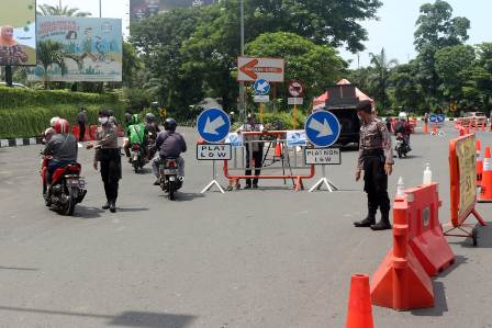 Foto Ilustrasi situasi pengamanan di depan City of Tomorrow Mall (Cito) pada siang hari.  Jalan ini menjadi pintu masuk Kota Surabaya . Pada siang hari ada kalanya sepi, tapi pada waktu tertentu juga ramai. Sejak diberlakukan jam malam terkait PSBB, maka pada pukul 9 malam hingga pukul 4 pagi jalan ini ditutup. Foto: Humas Pemkot Surabaya