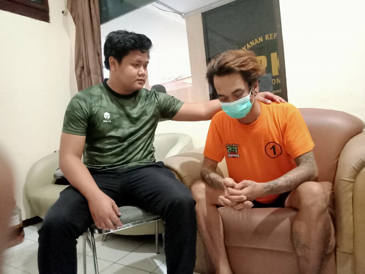 Pelaku saat diamankan di Polsek Wonocolo