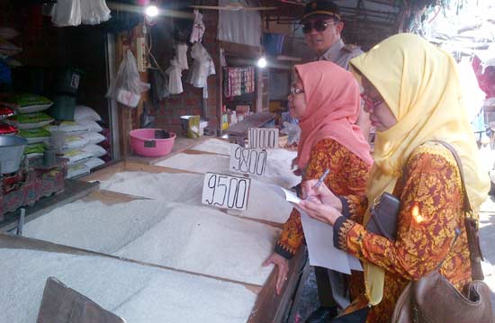 Tim TPID Pemkab Gresik ketika sidak harga sembako. (syuhud/BANGSAONLINE)