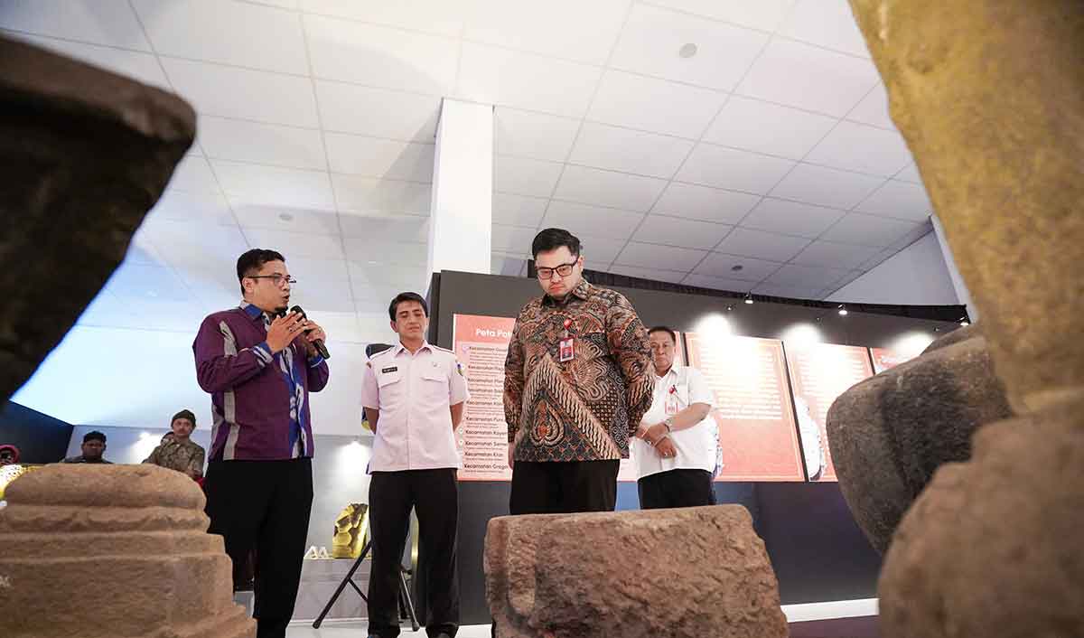 Bupati Kediri saat mengunjungi pameran. Foto: Ist