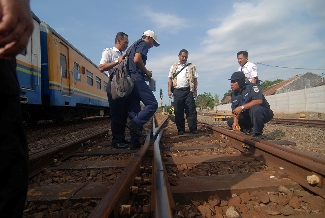 CEK-Petugas saat mengecek jalur rel Kereta Api (KA) di Kabupaten Jombang, Selasa (6/5/2014) petang. foto : m syafi