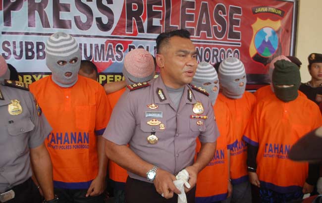Kapolres Ponorogo AKBP Ricky Purnama SIK dengan para tersangka. foto: yahya ali/ BANGSAONLINE