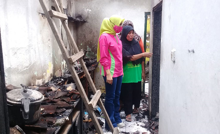 Asrilia Kurniati, istri dari Cabup Sidoarjo Nomor Urut 1 Bambang Haryo Soekartono (BHS) sambangi rumah pasutri korban kebakaran. (foto: ist)