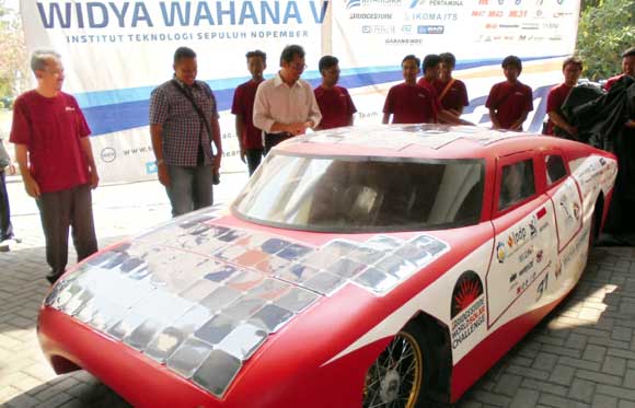 Rektor ITS Prof Ir Joni Hermana MSc ES (kiri) mengamati mobil tenaga matahari WW V. (foto: devi fitri afriyanti/BANGSAONLINE)