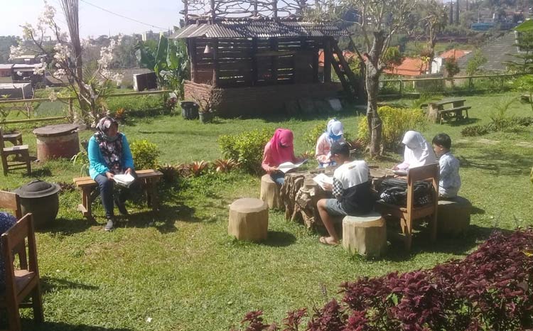 Siswa siswi SDN Songgokerto 3 Kota Batu saat belajar di Pine Park. 