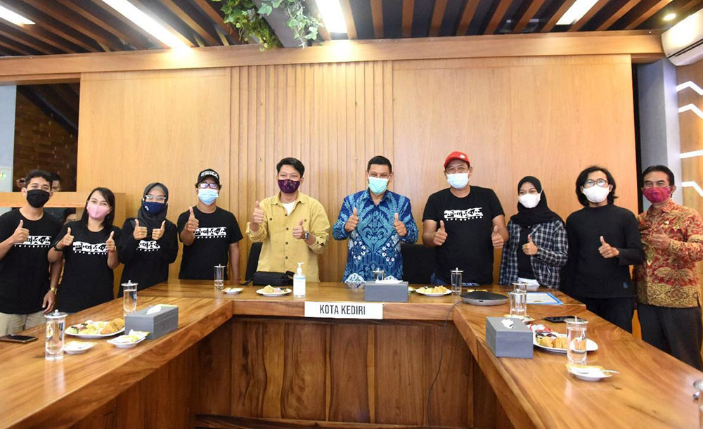 Wali Kota Kediri Abdullah Abu Bakar (batik biru) bersama Tim Film PEKA dan Kepala Dinas Kominfo Kota Kediri, Apip Permana (kanan). (Foto: Ist).