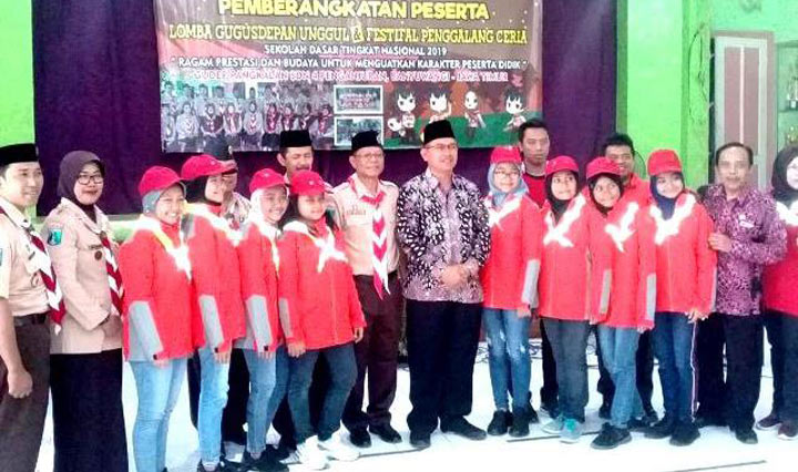 Ketua Harian Kwarcab Banyuwangi Sulihtiyono (tengah batik) didampingi staf ahli bidang Kemasyarakatan dan SDM Pemkab Banyuwangi Drs. Dwi Yanto (tengah pramuka) foto bersama anak-anak Gudep SDN 4 Pengajuran.