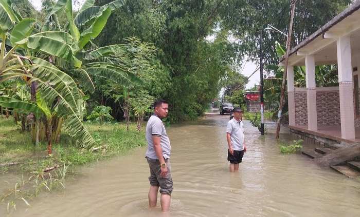Camat Cerme Umar Hasyim saat memantau desa-desa di wilayahnya yang terendam banjir. Foto: Ist.