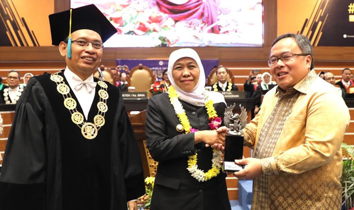Rektor Unair, Prof. Dr. Mohammad Nasih, S.E., MT., Ak., CMA., menyerahkan langsung penghargaan alumni berprestasi kepada Khofifah Indar Parawansa saat Sidang Universitas dalam rangka Dies Natalies Unair ke-65.