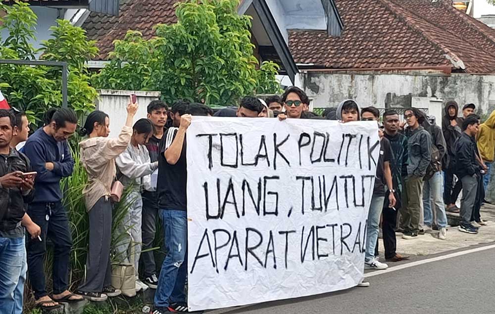 Tolak Politik Uang dan Tuntut Netralitas Polri, Puluhan Massa Gelar Aksi di Bawaslu Kota Malang