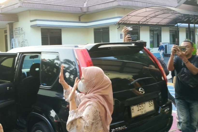 Eks Bupati Rini penuhi panggilan Kejari Blitar