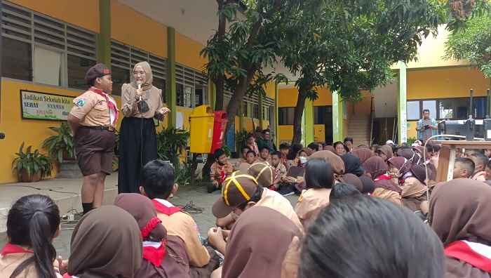 Azzeldine Aliya Zahira saat memberikan pemaparan pada siswa SDN Gunung Anyar Surabaya.