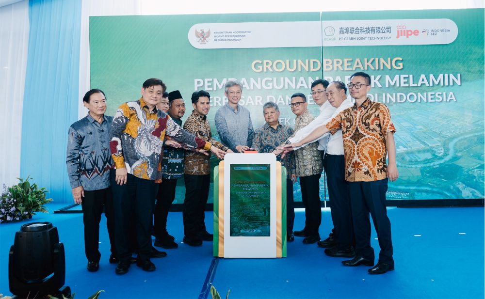 Wakil Gubernur Jawa Timur Emil Elestianto Dardak bersama Bupati Fandi Akhmad Yani saat ground breaking pembangunan pabrik melamin di KEK JIIPE. foto: ist.
