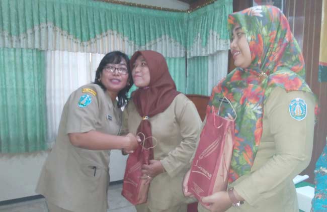 Kabid P2PL Dinas Kesehatan Kabupaten Ponorogo, Dyah Ayu, saat memberikan hadiah. foto: fajar/ BANGSAONLINE