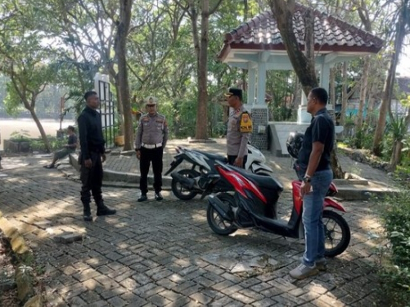 Anggota Polsek Lamongan Kota saat melakukan olah TKP