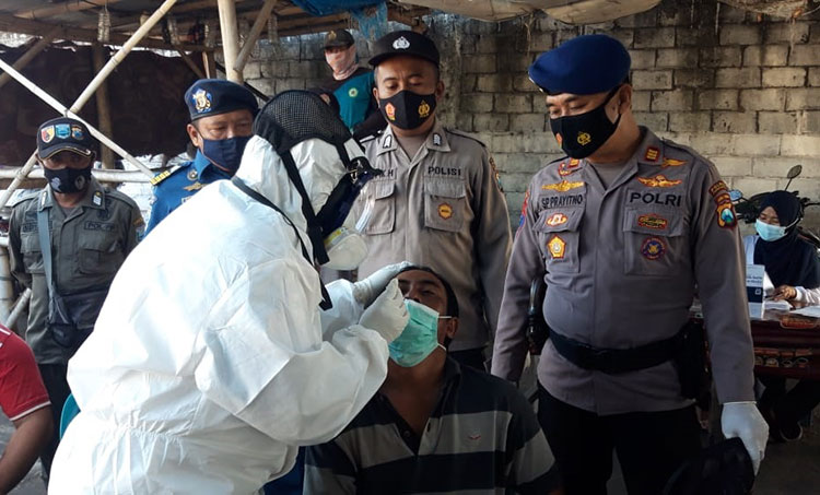 Tim Satgas Covid-19 Kabupaten Probolinggo menggelar sweeping di area Pelabuhan Tanjung Tembaga Kota Probolinggo. (foto: ist)