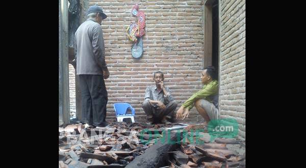 PUING: Rumah yang ditempati Martina menjadi arang dan puing-puing berserakan setelah dibakar suaminya. foto: feri/ BANGSAONLINE