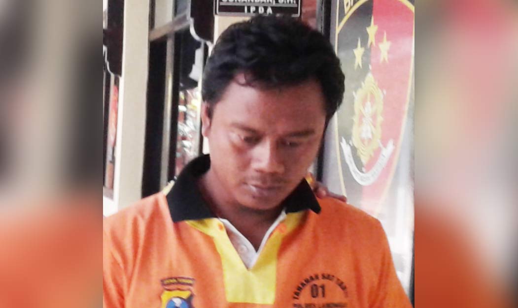 Tersangka Sugiyarto saat diamankan di Mapolres Lamongan.