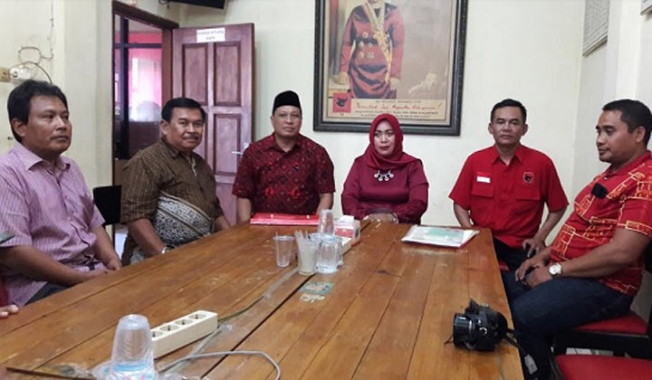 Anis Ambiyo Putri ketika menyerahkan berkas pendaftaran bacawabup di PDIP Gresik. foto: SYUHUD/ BANGSAONLINE