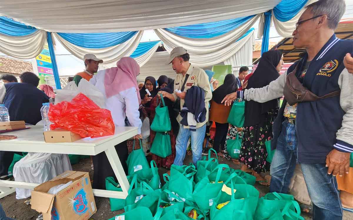 Baksos yang digelar PWI Sidoarjo di Balai Desa Banjarasri. Foto: Ist
